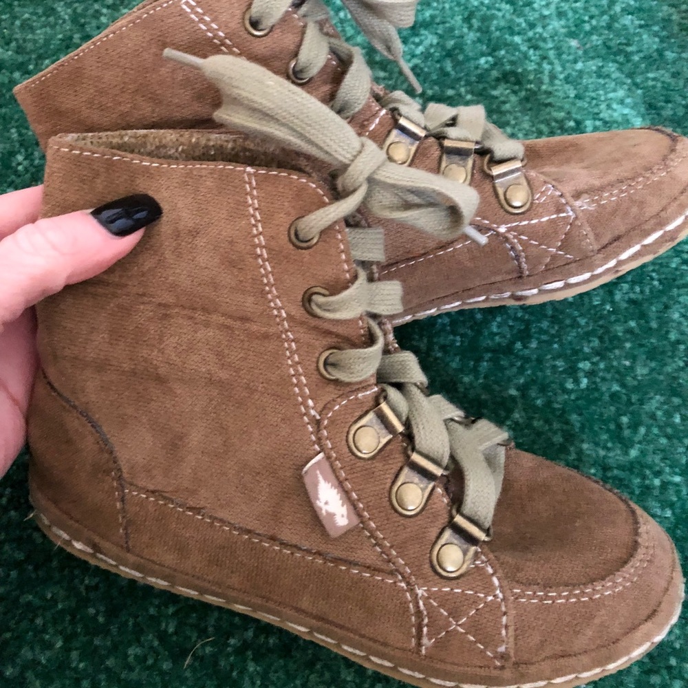 Ankle booties. Tie.